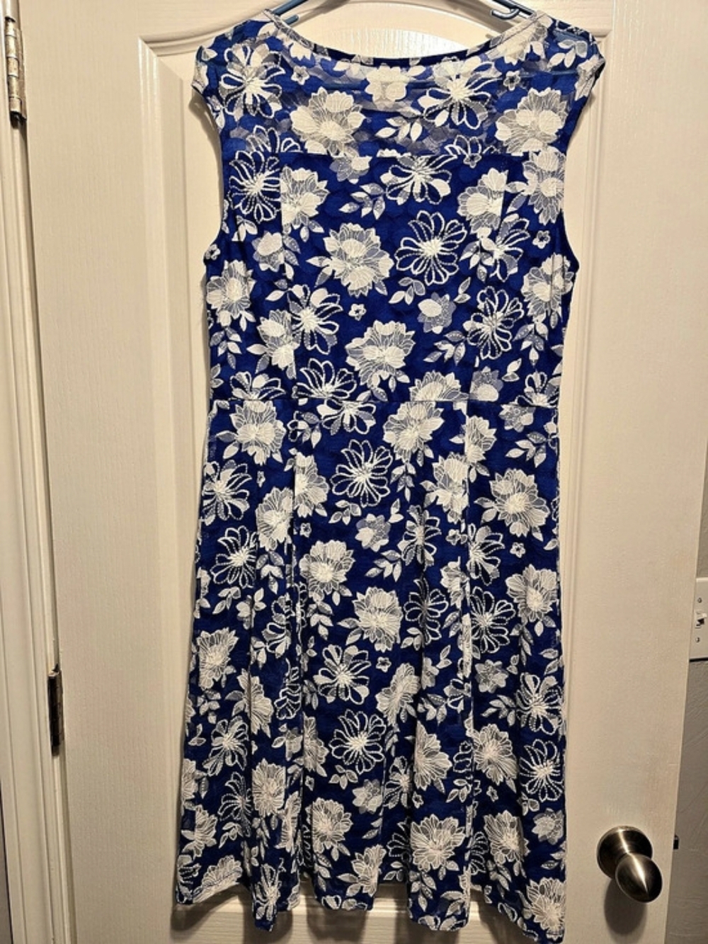 Catherine Floral Lace Midi Dress in Blue & White - Large